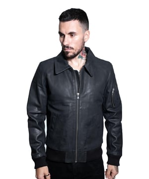 Compleet met klassieke kraag in overhemdstijl en subtiele taillezakken, dit zorgt voor een stijlvolle weergave van het A2-ontwerp uit het begin van de jaren dertig. Om de jas een taps toelopende look te geven, hebben we een ribgebreid materiaal aan de taille en zoom gebruikt, waarvan de kleur contrasteert met elk van de vier kleurstellingen die we aanbieden, voor extra diepte aan de esthetiek van de jas. Voor extra opbergmogelijkheden zijn een extra afgerond ritsvak op de linkermouw en twee binnenvakken in de voering van de jas geïntroduceerd. • Echte koeienhuid van hoge kwaliteit • Ribgebreide taille en manchetten voor een taps toelopende pasvorm • Dikke YKK-rits aan de voorkant van de jas • Klassieke kraag in overhemdstijl • Zakken geïntegreerd in de voering van de jas en drie buitenzakken met ritssluiting