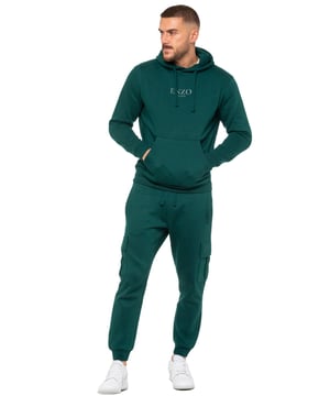 Enzo Trainingspakset met capuchon voor heren. Hoodie met normale pasvorm, lange mouwen, geboeide polsen en verstelbare trekkoorden. Voorzien van EZ-logo op borst en joggingbroek. Cargo-joggingbroek met normale pasvorm. Elastische tailleband met verstelbaar trekkoord. Beschikt over 2 steekzakken aan de zijkant, 2 cargozakken, achterzak met enkele paspel. Ideaal om te gebruiken voor vrijetijds- en werkkleding.