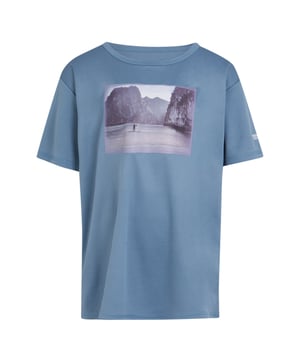 100% Polyester. Gewebetechnik: langlebig, Feuchtigkeitsabweisend, Schnelltrockend. Design: Grafikdruck, Logo, Landschaft. Rundhalsausschnitt. Nachhaltigkeit: Aus recyceltem Material. Kurzärmlig. UV-Schutzfaktor: LSF 40+.