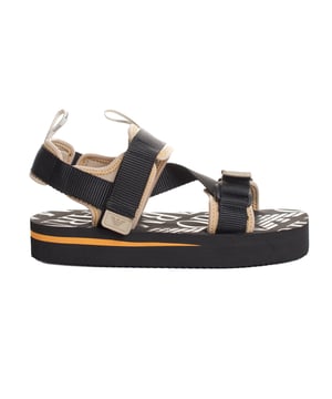 Sandalias deportivas de plataforma de Emporio Armani, diseñadas para ofrecer comodidad y estilo en el día a día. 

Presentan un sistema de ajuste con correas de velcro en el empeine y el talón, proporcionando un calce personalizado y seguro. 

La plataforma robusta aporta altura y cuenta con una suela antideslizante que garantiza una pisada firme. 

El diseño incluye detalles de la marca en la plantilla, añadiendo un toque distintivo. 

Grosor de la suela: 3 cm.

Estas sandalias son ideales para un look casual y moderno, perfectas para combinar con atuendos relajados en días cálidos.
 Composición: Textil; Interior: Tejido; Plantilla: Sintético; Suela: Goma
 Cuidados:
- Pasar un paño húmedo con jabón suave en la suela.
- Dejar secar al aire en la sombra.
- Mantener el velcro cerrado para evitar que acumule pelusa.