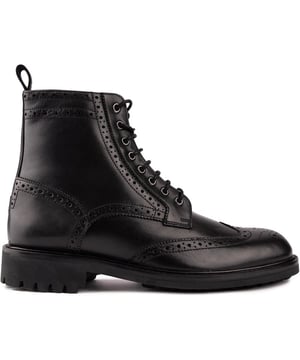 Mejora tu estilo de calzado con las botas de cuero Jakobe de Ted Baker. Confeccionado con cuero de primera calidad. Estas botas cuentan con un cierre de cordones con llamativos ojales de metal que añaden un toque de encanto único y los detalles brogue cortados con láser brindan un toque de estilo clásico. añadiendo un toque sofisticado a tus looks. La lengüeta del talón garantiza un fácil encendido y apagado.