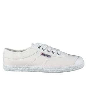 Nuestro zapato de lona original es un zapato popular, llamativo y cómodo. El zapato es un símbolo de originalidad y es el perfecto favorito de todos los tiempos. La gran selección de colores le permite explorar su propio estilo personal... ¿a qué espera?. Detalles del producto. Cordones regulables para un ajuste adecuado. Disponible en numerosos colores para adaptarse a sus preferencias. Unisex. Zapato ligero. El zapato de cordones de corte bajo permite la rotación y la flexibilidad. Parte superior: lona y ante de vaca. Suela: RBGuía de tallas/ajuste. Si estás entre dos tallas, te recomendamos que elijas la más grande.Guía de lavado. Se recomienda no lavar el zapato.