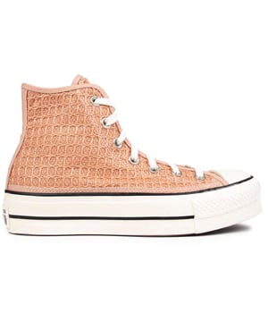 Beige Converse All Star Lift Hi-platformdamessneakers met veters, bovenwerk van geborduurd canvas, iconische rubberen neus en gestreepte gevulkaniseerde rubberen zool. Deze hoge damessneakers zijn voorzien van geborstelde zilveren oogjes en zijn met textiel gevoerd met wafelprofiel, afgewerkt met de klassieke branding op de zijkant en hielkooi.