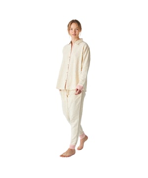 Pijama de mujer de manga larga con un diseño elegante y cómodo, ideal para descansar o relajarse en casa.

Su diseño moderno y sofisticado se adapta perfectamente a la figura femenina, realzando la silueta con un estilo chic y relajado.

El conjunto incluye una parte superior de manga larga que cuenta con un práctico cierre de botones, añadiendo funcionalidad y un detalle de estilo.

El pantalón largo tiene un ajuste holgado y una cintura elástica ajustable mediante cordones para mayor comodidad. Además, incluye prácticos bolsillos laterales, perfectos para llevar pequeños objetos o simplemente para añadir un toque funcional al diseño

Toda la pijama está confeccionada en algodón, un material suave y transpirable, perfecto para cualquier época del año, garantizando frescura y confort durante el descanso.
 Composición: Camiseta: 100% Algodón; Pantalón: 100% Algodón
 Cuidados:
- Lavado a máquina en frío y en ciclo suave para evitar el desgaste de las fibras.
- No usar lejía o blanqueadores
- Secar al aire libre o en secadora a baja temperatura para evitar que se encoja o pierda su forma.
- Planchar a temperaturas bajas.
