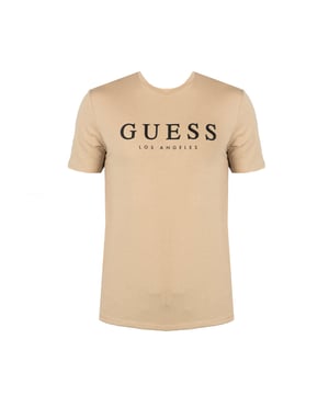 El estilo simple de esta camiseta es la esencia de la elegancia atemporal, que combina perfectamente con una variedad de elementos del vestuario, desde jeans casuales hasta pantalones elegantes.

El cuello redondo, perfectamente perfilado, no solo resalta el cuello, sino que también proporciona comodidad de uso y libertad de movimiento, siendo al mismo tiempo un elemento sutilmente elegante.

En la parte frontal, la impresión con el nombre de la marca se ha colocado de manera que añade carácter a la camiseta y resalta tu pertenencia al grupo de aficionados de la marca de renombre, siendo al mismo tiempo un detalle discreto.

Hecho de tela de alta calidad, este producto no solo garantiza una durabilidad excepcional y resistencia a las arrugas, sino también el placer al tacto y comodidad de uso durante todo el día.