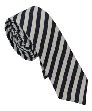 <ul>
  <li>A estrenar con etiquetas</li>
  <li>Coleccion exclusiva de Denny Rose</li>
  <li>Color: blanco rayas azules</li>
  <li>Modelo: Atado</li>
  <li>Material: 96% algodon 4% elastano</li>
  <li>Correa para el cuello de longitud ajustable</li>
  <li>Talla unica para todos</li>
  <li>Fabricado en Italia</li>
</ul>