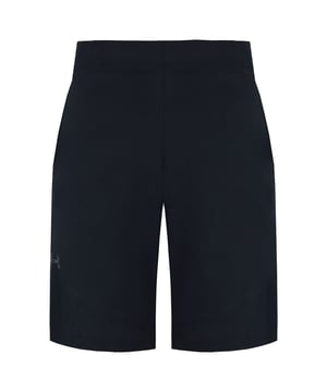 Los pantalones cortos Under Armour Vanish Woven Black para hombre son la combinación perfecta de estilo, funcionalidad y comodidad, diseñados para mejorar tu rendimiento durante los entrenamientos o proporcionarte una prenda relajada y activa para tus salidas informales. Con características de vanguardia y un diseño elegante, estos pantalones cortos son una adición versátil a su guardarropa.

Características principales:

 Tejido de alto rendimiento:  Confeccionados con un tejido de alto rendimiento, estos pantalones cortos ofrecen una excelente durabilidad y flexibilidad. El material está diseñado para soportar las exigencias de los entrenamientos intensos, al tiempo que proporciona comodidad.

 Tecnología de evacuación de la humedad:  El sistema de transporte de humedad de Under Armour expulsa el sudor de la piel, garantizando que te mantengas seco y cómodo incluso durante los ejercicios más exigentes.

 Cintura elástica:  La cintura elástica con cordón interno proporciona un ajuste seguro y regulable, permitiéndote personalizar el ajuste a tu gusto.

 Paneles laterales de malla:  Los pantalones cortos cuentan con paneles laterales de malla para mejorar la transpirabilidad y la ventilación, manteniéndote fresco y evitando el sobrecalentamiento durante los entrenamientos.

 Secado rápido:  Las propiedades de secado rápido del tejido garantizan que estos pantalones cortos se sequen rápidamente, lo que los hace ideales para entrenamientos de alta intensidad o actividades al aire libre.

 Tecnología antiolor:  La tecnología antiolor de Under Armour impide la proliferación de microbios causantes del mal olor, manteniendo tu pantalón corto con un olor fresco incluso después de entrenamientos intensos.

 Bolsillos laterales:  Los prácticos bolsillos laterales proporcionan almacenamiento para pequeños objetos esenciales como llaves o tu teléfono, ofreciendo funcionalidad sin comprometer el estilo.

 4-Way Stretch:  La construcción elástica en 4 direcciones permite un rango completo de movimiento, asegurando que tengas la flexibilidad necesaria para diversos ejercicios y actividades.