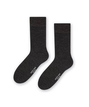¿Son los calcetines de lana su par ideal? ¿Qué le parece probar la lana Merino? Ahora puedes disfrutar del calor y la comodidad de los calcetines de lana pero con una suavidad extra. Estos calcetines de lana merina para hombre son suaves, delicados y perfectos para llevar a diario. Estos calcetines están diseñados para y son ideales para los meses de otoño e invierno. Son perfectos para llevar con tus botas o zapatos favoritos en un día frío en la ciudad o incluso para salir a explorar con un poco de senderismo y trekking. Los calcetines están fabricados con un lujoso hilo de alta calidad con un 68% de fibras de lana merina. Es extremadamente fino y delicado y, por lo tanto, muy suave al tacto. Esto garantiza que los pies se mantengan calientes y secos durante todo el día, lo que los hace ideales para los estilos de vida ajetreados. Los calcetines están disponibles en 4 colores diferentes, así que hay para todos los gustos. Los colores son: Gris, Negro, Azul Marino y Gris Oscuro. Tanto si prefieres un negro tradicional como un azul marino clásico, tenemos algo que se adapta a tu estilo. Estos calcetines para hombre están disponibles en 2 tallas: 7-9 UK (40-43 EUR, 8-10 US) y 10-13 (44-46 EUR, 11-14 US) y están hechos de 68% Lana Merino, 30% Poliamida, 2% Elastano. Hay 4 colores para elegir y son totalmente lavables a máquina.