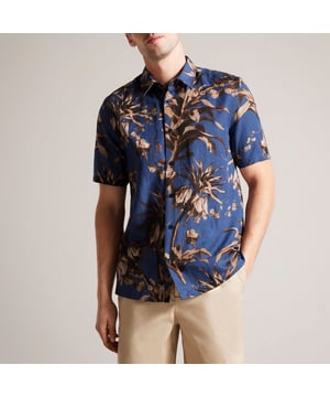 Classic collar.Short sleeved.Button fastening.Botanical print.Regular fit.
