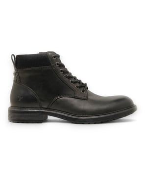 Las botas Windsorsmith Sergio son el epítome de la sofisticación casual, confeccionadas con cuero de vaca encerado/aceite desgastado. Con un refuerzo lateral elástico y una cómoda lengüeta en la parte posterior, estas botas Chelsea ofrecen un fácil acceso para ponerse y quitarse. El acabado resistente La puntera redonda y la suela liviana garantizan comodidad sin sacrificar el estilo. Cuero envejecido de primera calidad: confeccionado con cuero de vaca duradero, encerado/aceite para un encanto resistente. Forro cómodo sin cuero: brinda un tacto suave contra el pie para usarlo durante todo el día. Suela antideslizante confiable: Suela T.P.R diseñada para una tracción y estabilidad superiores, Diseño de fácil acceso: Cuenta con refuerzos elásticos de doble cara para poner y quitar sin esfuerzo, Elegante punta redonda: Forma clásica para una apariencia sofisticada, Práctica altura del talón: tacón de 25 mm para mayor elevación sin comprometer la comodidad. Conveniente lengüeta para tirar: ubicada en la parte posterior para una entrada rápida y fácil. Marca distintiva: adornada con el logotipo metálico de cabeza de toro de Windsorsmith en la lengüeta trasera, que muestra la calidad de la marca.
Estilo Chelsea versátil: un diseño atemporal que combina bien con varios conjuntos para cualquier ocasión