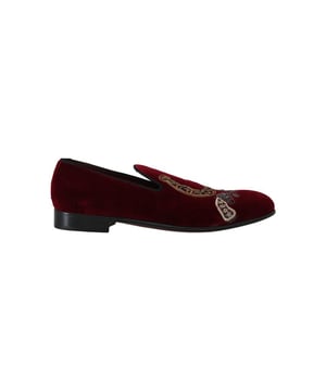 Marke: Dolce & Gabbana.
  Modell: Loafers-Kleid.
  Farbe: Bordeaux.
  Material: 100% Baumwollsamt.
  Pistolen.
  und Hufeisen-Paillettenstickerei.
  Rote Ledersohle.
  Logo-Details.
  Hergestellt in Italien.
  Sehr exklusive und hohe Handwerkskunst.