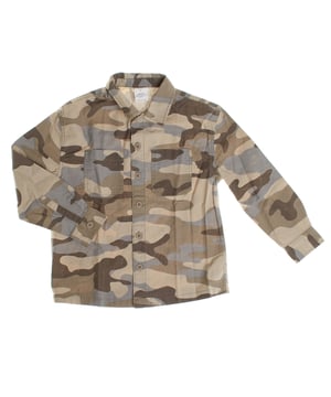 Jongenshemd met camouflageprint, perfect voor een casual en avontuurlijke stijl.

 Dit overhemd is gemaakt van zachte, duurzame stof en heeft een knoopsluiting aan de voorkant en een klassieke kraag, perfect om te combineren met andere looks.

 Het heeft twee borstzakken die een functioneel en praktisch tintje geven.

 Lange mouwen met manchetten met knopen zorgen voor een comfortabele en veelzijdige pasvorm.

 Dit shirt is ideaal voor kleine ontdekkingsreizigers en voegt een moderne en veelzijdige touch toe aan hun garderobe.
 Samenstelling: 98% Katoen, 2% Elastaan
 Onderhoud:
- Machinewas max. 30ºC.
 - Gebruik gelijke kleuren in de was.
 - Vermijd het gebruik van bleekmiddelen.
 - Drogen op lage temperatuur.
 - Strijken op lage temperatuur.
 - Niet chemisch reinigen.