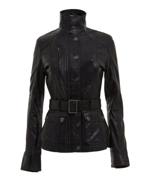 Erweitern Sie Ihren Stil mit dieser schicken, militärisch inspirierten Jacke, komplett mit markanten Designelementen, die sie von anderen abheben. Diese aus 100 % hochwertigem, ultraweichem Nappaleder gefertigte Jacke vereint Luxus mit Funktionalität. Das zeichnet sie aus:  
 Hoher Trichterkragen: Die Jacke verfügt über einen hohen Trichterkragen, der geschlossen oder heruntergerollt werden kann für einen vielseitigen und lässigen Look, der zu seiner Gesamtattraktivität beiträgt. 
 Eleganz mit Knöpfen: Der Druckknopfverschluss reicht vom Kragen bis nach unten Der verstellbare Taillengürtel verleiht dem Design der Jacke einen Hauch von Raffinesse. 
 Abnehmbarer Gürtel: Der abnehmbare Gürtel wertet nicht nur den Stil der Jacke auf, sondern sorgt außerdem für ein schmeichelhaftes, schmal zulaufendes Erscheinungsbild, das sich Ihrer Körperform anpasst. 
 Praktische Taschen: Die Jacke bietet praktischen Stauraum mit einer verdeckten Reißverschlusstasche an der Brust und zwei mit Knöpfen gesicherte Pattentaschen an der Taille. 
 Verstellbare Bündchen: Knöpfe und Reißverschlüsse an den Bündchen ermöglichen eine individuelle Anpassung des Ärmels Länge je nach Wunsch, was die Vielseitigkeit der Jacke erhöht.  Mit ihrer schmalen Passform, dem verstellbaren Taillengürtel und einer Kombination aus Patten- und Reißverschlusstaschen besticht diese Jacke im Militärstil eine perfekte Balance zwischen Mode und Funktionalität, was es zu einer vielseitigen Ergänzung Ihrer Garderobe für einen schicken und stilvollen Look macht