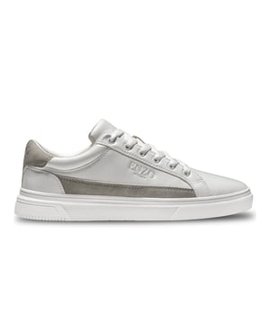 Erweitern Sie Ihre Schuhkollektion mit diesen eleganten und stilvollen Enzo Men's Sienna Lace Up Sneakers. Gefertigt aus synthetischem Leder bieten diese Sneaker einen raffinierten, aber lässigen Look, perfekt für jeden Anlass. Zu den Hauptmerkmalen gehören eine strapazierfähige Gummisohle für verbesserten Halt und Komfort. Das Schnürdesign sorgt für einen sicheren Sitz, und der gepolsterte Kragen und die Zunge bieten zusätzliche Dämpfung. Die italienische Flagge ist ebenfalls unter dem Text eingestickt. Enzo Milano Branding an der Seite und ein kleines italienisches Flaggendetail, das auf ihre stilvollen Wurzeln verweist.