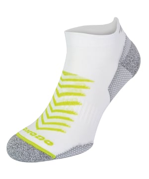 Comodo lleva suministrando calcetines de alta calidad para hombres y mujeres desde 1996. Venden una gama de calcetines para senderismo, ciclismo, caza, esquí y otros eventos al aire libre. Estos calcetines de running fabricados con material reflectante están diseñados para hacer ejercicio. La revolucionaria tecnología del tejido Drytex Comfort está diseñada para proporcionar protección contra el calor y la humedad. Garantiza una alta transpirabilidad, por lo que es un material especial que mantiene la humedad alejada de la piel y proporciona una sensación única de frescor. Estos calcetines tienen un material duradero y resistente, y al mismo tiempo ligero y suave al tacto. Fabricados con el uso del hilo Drytex Comfort garantizan la comodidad mientras realizas tus actividades deportivas favoritas, lo que puede contribuir a aumentar tu rendimiento. Fabricados tanto para correr como para el uso diario, proporcionan un alto nivel de confort, pero están destinados principalmente a personas activas. Podrás disfrutar de una agradable sensación de sequedad y circulación del aire, incluso durante los entrenamientos más intensos. Estos calcetines tobilleros de corte bajo están disponibles en 4 fantásticos colores de alta visibilidad: Negro, Amarillo Neón, Salmón Neón y Blanco Lima. También tienen propiedades de evacuación de la humedad que hacen que estos calcetines sean flexibles, cómodos y reduzcan el sudor. Estos calcetines son cortos hasta el tobillo y están hechos de: 45% Poliamida 30% Poliéster 20% Polipropileno 5% Elastano. Están disponibles en 3 tallas: 2.5-5 UK, 6-8.5 UK, 9-12 UK y son totalmente lavables a máquina.