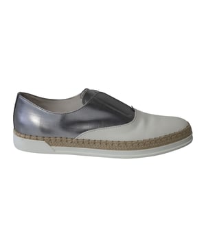 VINTAGE, UVP WIE NEU  
Diese Sneakers von Tod's sind trendy und stilvoll. Fein aus Leder gefertigt und mit Silber bedeckt, werden sie sicher zum Traumkauf. Die Slip-On Sneakers verfügen außerdem über bequeme Einlegesohlen und Espadrille-Details an den Zwischensohlen.  
Tod's Francesina Espadrille Slip On Sneakers aus Silber/Weißem Leder  
Abnutzungsspuren: minimale Lederfalten  
Zustand: ausgezeichnet, kommt mit Box  
Material: Leder  
Farbe: Silber, Weiß  
Größe: 39,5  
SKU: 167519  
