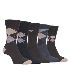 Pack de 5 calcetines Farah con dibujo clásico Un par de calcetines elegantes es esencial para completar cualquier conjunto formal. Estos calcetines de vestir Farah pueden hacer el truco con sus patrones clásicos y ajuste cómodo. Estos calcetines clásicos son ideales para cualquier situación con su mezcla de diseños y colores, siendo fáciles de combinar con cualquier atuendo que lleves. Estos calcetines están fabricados con un 47% de algodón, lo que los hace muy suaves y cómodos de llevar. El algodón también ayuda a regular la temperatura, asegurando que los pies estén frescos en verano y calientes en invierno. Estos calcetines también tienen una parte superior Gentle Grip que se amolda cuidadosamente al contorno natural de la pierna. Esta suave parte superior mantiene los calcetines en su sitio sin la constricción habitual de los puños normales, lo que los hace más cómodos durante largos periodos de uso. Estos calcetines están disponibles en las tallas 6-11 del Reino Unido y se venden en paquetes de 5 pares. Hay muchos modelos y colores disponibles. Detalles adicionales del producto - 5 pares - 6-11 UK - Marca Farah - Gentle Grip parte superior suave - Muchos estilos / colores - Algodón suave - Transpirable - 47% Algodón 45% Poliéster 7% Nylon 1% Elastano