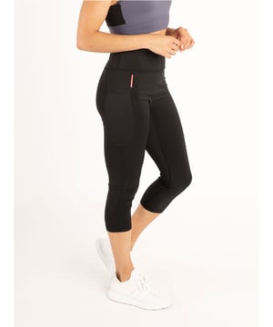 These high-waisted leggings from the LUKE womenswear performance range are comfortable enough to wear all day and during your toughest training sessions. Cut to a cropped length, from a high performance, recycled fabrication, they are designed with comfort, sustainability and flexibility in mind. The fabric has moisture absorbing properties and elastic fibres for ultimate support when on the move. They feature handy slip side pockets, perfect for all your essentials and are complete with the brands iconic rubberised lion head badge.