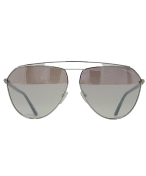 Tom Ford Binx FT0681 16G Silberne Sonnenbrille. Breite der Gläser = 63mm. Breite des Nasenstegs = 12 mm. Bügellänge = 140mm. Sonnenbrille, Sonnenbrillenetui, Reinigungstuch und Pflegeanleitung im Lieferumfang enthalten. 100% Schutz vor UVA- und UVB-Strahlung und entspricht der britischen Norm EN 1836:2005