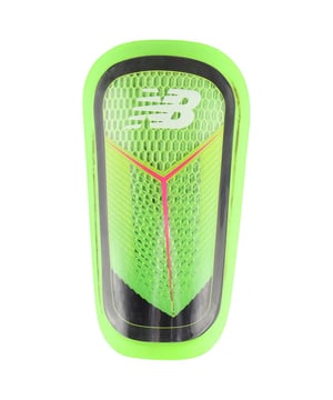 Espinilleras New Balance Furon Destroy Green para hombre: la mezcla definitiva de tecnología de vanguardia y protección duradera para el futbolista moderno. Diseñadas para mejorar tu rendimiento en el campo y priorizar la seguridad del jugador, estas espinilleras son imprescindibles para cualquier atleta serio.

Características principales:

 Protección avanzada contra impactos:  Las espinilleras Furon Destroy están diseñadas con materiales avanzados para proporcionar una protección superior contra impactos. El acolchado de espuma de alta densidad absorbe y dispersa eficazmente la energía del impacto, protegiendo tus espinillas de colisiones y entradas.

 Diseño ligero:   New Balance entiende la importancia de la agilidad y la velocidad en el fútbol. Es por eso que las espinilleras Furon Destroy están fabricadas con un diseño ligero, asegurando una interferencia mínima con su movimiento natural, manteniendo una protección óptima.

 Ajuste seguro:   La forma anatómica y el ajuste seguro de estas espinilleras garantizan una sensación ajustada y cómoda durante todo el partido. Las correas ajustables y el sistema de cierre seguro mantienen las espinilleras en su sitio, evitando distracciones innecesarias durante el juego.

 Construcción transpirable:   Mantente fresco bajo presión con la construcción transpirable de las Furon Destroy. Los canales de ventilación estratégicamente situados favorecen la circulación del aire, manteniendo las piernas frescas y cómodas incluso durante los partidos intensos.

 Exterior duradero:   El exterior resistente de estas espinilleras está construido para soportar las exigencias del juego competitivo. Tanto si te enfrentas a entradas bruscas como a condiciones climáticas difíciles, las espinilleras Furon Destroy están a la altura de las circunstancias, proporcionando una durabilidad duradera.

 Diseño llamativo:   Destaca en el campo con el vibrante color verde de estas espinilleras. El diseño elegante y dinámico no sólo se ve muy bien, sino que también complementa su equipo en general, haciendo una declaración como usted muestra sus habilidades.