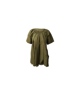 VINTAGE, RRP AS NEW
A simple yet stylish and versatile top is what you'll need to add to your wardrobe. Made from light cotton in olive green, this Jil Sander top is imbued with lightweight volume from its gathered neckline and short sleeves. This top is ideal for warm climates and can be styled with linen shorts to complement the look.

Jil Sander Gathered Short Sleeves Top in Olive Green Cotton
Condition: excellent
Color: green | olive
Material: Cotton
Size: FR38
Sign of wear: No
SKU: 103746