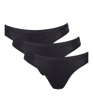 Genießen Sie den perfekten Mix aus Komfort und Stil mit diesem Mini-Slip im praktischen Dreierpack. Der normale Beinausschnitt sorgt für eine bequeme Passform, die den ganzen Tag über angenehm ist. Der Baumwollstretch-Materialmix fühlt sich weich auf der Haut an und passt sich Ihrem Körper an, während der elastische Bund für einen sicheren Halt sorgt. Ein gewebtes Label am Bund und das eingewebte Logo verleihen dem Slip eine besondere Note. Der spitzenbesetzte Saum setzt einen femininen Akzent und rundet das Design edel ab. Mit der normalen Taillenbundhöhe bietet dieser Slip eine klassische Passform, die sowohl bequem als auch stilvoll ist. Der Dreierpack bietet Ihnen drei Slips in den gleichen Farben – ideal für den täglichen Gebrauch oder als elegante Ergänzung Ihrer Unterwäschekollektion. Perfekte Qualität und durchdachtes Design machen diesen Slip zu einem unverzichtbaren Begleiter.