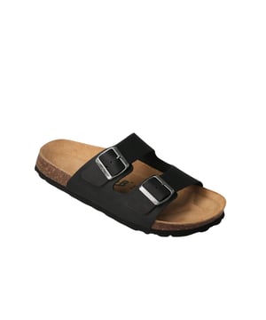 Erleben Sie ultimativen Sommerkomfort mit diesen stylischen Herrensandalen! Das leichte Design macht sie perfekt für heiße Tage. Die Spaltlederriemen verleihen den Sandalen einen hochwertigen Look und sorgen für Langlebigkeit. Zwei verstellbare Riemen mit Dornschnallen sorgen für eine individuelle Passform und einen sicheren Halt. Das anatomisch geformte Korkfußbett passt sich Ihrem Fuß an und bietet ganztägigen Komfort. Ideal für Strandspaziergänge, Stadtbummel oder entspannte Ausflüge. Die Sandalen sind vielseitig einsetzbar und können mit Sommerhemden, Shorts oder Jeans kombiniert werden. Sie sind nicht nur äußerst bequem zu tragen, sondern auch eine stilvolle Ergänzung zu jedem Outfit. Der perfekte Begleiter für jede Gelegenheit. Gönnen Sie Ihren Füßen den Luxus, den sie verdient haben!