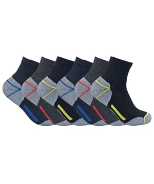 Wenn Sie auf der Suche nach einem niedrig geschnittenen Paar Arbeitssocken sind, die auch bei schweren Arbeiten zuverlässig sind, dann sind diese neuen kürzeren Varianten unserer Ultimate Work Socks die beste Wahl. Dank ihrer Knöchellänge schränken sie die Bewegungsfreiheit bei harter Arbeit nicht zu sehr ein. Ihr kurzer gerippter Schaft sorgt dafür, dass sie am Bein bleiben. Und das alles, ohne dass die großartigen Eigenschaften der Socken in Originallänge verloren gehen. Unsere Ultimate Work Socks eignen sich aufgrund ihrer verstärkten Ferse und Spitze hervorragend für das Tragen mit Stahlkappenstiefeln und Industriestiefeln. Die Frottee-Polsterung absorbiert Schweiß und schützt die Füße vor den Strapazen eines langen und harten Arbeitstages. Diese Arbeitssocken haben auch eine echte Ferse und Spitze, um Bewegungen in den Schuhen zu verhindern und die allgemeine Passform zu verbessern. Die verstärkten Frotteeschlaufen sorgen für zusätzlichen Komfort und Langlebigkeit, und die glatten Zehennähte sind für die Verwendung mit Stahlkappenstiefeln geeignet. Der hohe Baumwollanteil sorgt zudem für natürliche Weichheit und Komfort. Diese Socken sind in zwei Herrengrößen erhältlich: 6-11 uk und 11-14 uk. Sie sind auch in verschiedenen Packungsgrößen von 3, 6 oder 12 Paaren erhältlich.