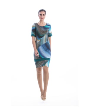 Kleid CONQUISTA mit abstraktem Druck aus Viskose-Elastan. Kurze Ärmel mit Bündchen und Rundhalsausschnitt. Ein Einsatz am Saum aus smaragdfarbenem Punto di Roma-Stoff. Innenfutter aus Polyester für eine perfekte Passform. Gerade Silhouette und knielang. Das Model ist 1,77m groß und trägt Größe 36/S. 92%viscose-8%elastan+100%polyester.