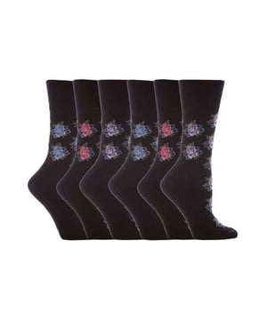 Met een speciaal ontworpen honingraat-bovenkant zijn Sokkenhop zachte Gentle Grip®-sokken comfortabeler gemaakt voor alle dragers, maar vooral als u last heeft van problemen met de bloedsomloop of gezwollen benen, enkels en voeten. Deze collectie ontwerpen ziet er net zo goed uit als ze voelen, gemaakt van zacht, comfortabel katoenrijk garen. houd je voeten geurvrij met platte naden voor extra draagbaarheid Alle SockShop Gentle Grip®-sokken zijn gemaakt om je benen te verzorgen, ze vormen zich comfortabel naar hun natuurlijke contouren zonder een van die lelijke, irriterende en jeukende vernauwingsringen achter te laten . Dit zijn echt de sokken voor iedereen die niet van strakke bovenkants houdt. Gentle Grip bovenkants die niet naar beneden vallen bij slijtage en ook ideaal zijn voor diabetischei!