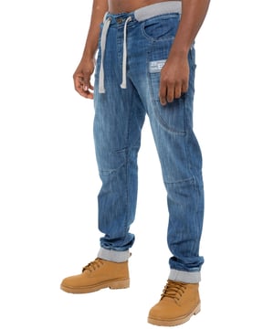 Regular fit herenjeans van een katoenmix bieden een relaxte, comfortabele pasvorm en zijn de perfecte manier om je denimcollectie dit seizoen op te frissen. De gulp met 5 zakken en knopen is op maat gemaakt van een slijtvaste denim van een katoenmix en heeft een comfortabele elastische taille met witte trekkoorden en elastische enkelboeien. Opgedrukte branding en knopen en studs met logo completeren een veelzijdige look voor werk of vrije tijd.