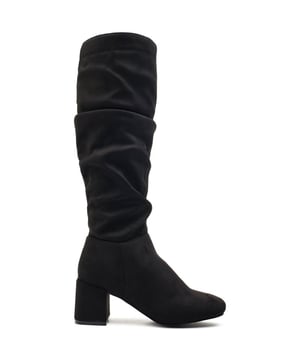 Irradia confianza con las elegantes botas hasta la rodilla Solesister Inez Ruche con un estilo audaz. Diseñadas en gamuza sintética negra y con un forro suave, estas botas abrazan tus pantorrillas con un sofisticado estilo con volantes. Colocadas sobre un escultural tacón de bloque, te darán una altura espectacular mientras caminas con facilidad. Deja que tu look tome vuelo con el glamour cosmopolita de las botas Solesister Inez Ruche.