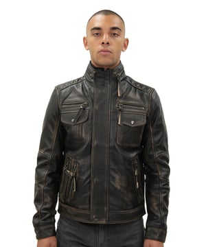 Diese ikonische Jacke präsentiert sich in einer deutlich abgenutzten Ästhetik. Diese Jacke besteht aus ultraweichem Premium-Nappaleder und einem warmen Polyesterfutter und zeichnet sich durch Komfort und Stil aus. Die Jacke verfügt über einen dicken YKK-Reißverschluss und eine Druckknopfschnalle am hohen Stehkragen, zu dem auch ein abnehmbarer Rippstrickkragen gehört, um das kalte Wetter fernzuhalten. Im Jackenfutter sind zwei Taschen sowie Patten- und Reißverschlusstaschen auf der Brust und zwei weitere Handwärmertaschen an der Taille integriert. Diese Jacke ist in Vintage-Schwarz und Braun erhältlich und eine tolle Wahl für unterwegs, wenn Sie sich warm halten und gleichzeitig stilvoll bleiben möchten. • 100 % hochwertiges, ultraweiches Nappaleder. • Hochwertiges Polyesterfutter • Maximaler Komfort und Wärme • Aufgesetzte Pattentaschen und Reißverschlusstaschen für vielfältige Einsatzmöglichkeiten • Stilvolle Retro-Ästhetik im Used-Look • Kragen mit Druckknopfverschluss