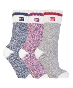 Halten Sie Ihre Füße warm und warm in diesem 3er-Pack Socken von Heat Holders. Diese Socken wurden für den Winter entwickelt und fühlen sich mit ihrem dickschichtigen, gebürsteten Innenfutter superweich an. Die Dicke dieser Socken aus weichem Thermogarn sorgt für eine leistungsstarke Isolierung gegen Kälte mit hervorragenden feuchtigkeitsableitenden Eigenschaften. Die dehnbare Konstruktion dieser Socken schmiegt sich an die natürliche Form Ihrer Füße und Beine an und sorgt so für eine bessere Passform, Wärme und Komfort. Diese Socken sind dick und voluminös mit einer beeindruckend hohen Tog-Einstufung von 2,34. Das bedeutet, dass sie mehr als 7x wärmer sind als eine einfache Baumwollsocke (0,33 tog)! Mit einer hohen Tog-Einstufung werden Ihre Füße in dieser Wintersaison von warmen und kuscheligen Zehen profitieren. Eines der wichtigsten Merkmale dieser Socken ist, dass sie mit Heat Holders langem Schlingenflor-Polster hergestellt werden, das noch mehr warme Luft näher an der Haut hält. Es trägt auch dazu bei, dass Ihre Füße den ganzen Tag über bequem und gut gestützt sind. Diese dicken, thermisch gefütterten Socken werden von einem Experten gebürstet, wodurch die Innenseite luxuriös weich wird. Dies trägt dazu bei, die Menge an warmer Luft zu maximieren, wodurch Ihre Füße länger warm bleiben! Diese Socken sind in den Damengrößen 4-8 UK, 37-42 EU, 5-8 US erhältlich. Sie sind in verschiedenen Farben erhältlich, so dass es für jede Frau einen passenden Stil gibt!