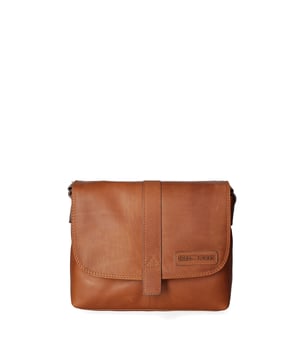Bolso bandolera para hombre. El cierre es con botón magnético. Los bolsillos internos son dos con cremallera y dos abiertos. Los bolsillos externos son uno en la espalda con cremallera. La bandolera es ajustable en piel. Falta el mango. Hay dos compartimentos internos. El material exterior es auténtica piel de vacuno. Internamente está forrado en poliéster. Medidas: 28x21x18 cm. Producto de moda