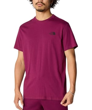 Heren-T-shirt 'simple Dome' van the North Face.         
Gemaakt van zacht puur katoen.         
Het klassieke T-shirt heeft een ribgebreide ronde hals, korte mouwen en een rechte zoom.         
Compleet met een The North Face-logo op de borst en achterkant.         
Geweven merklab aan de zoom.