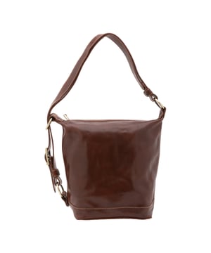 Bolso tipo bombonera para mujer. El cierre es con cremallera. Los bolsillos internos son uno con cremallera. Los bolsillos externos están ausentes. La bandolera es ajustable en piel. Falta el mango. Hay un compartimento interno. El material exterior es auténtica piel de vacuno. Internamente está forrado en algodón. Medidas: 34x33x15 cm. Hecho en Italia