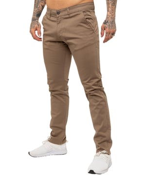 Disfruta del máximo confort y estilo con nuestros Pantalones Chinos de Ajuste Ceñido para Hombre de ENZO. Con una elegante abertura de cremallera, dos bolsillos delanteros, dos bolsillos traseros con ribete y el logotipo característico de la marca en la parte posterior de la cintura.