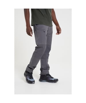 Gewebetechnik: Wasserabweisend, Wasserbeständig. Baumwolle, Elastan, Polyester. Design: Unifarben. Druckknopf, Hosenschlitz mit Reißverschluss. Gürtelschlaufen, Verstärktes Knie, Verstärkte Einsätze, Verstärkter Hosenboden, Versiegelte Nähte. Taschenart: Zwei Seitentaschen, Zwei Taschen am Oberschenkel, 1 Tasche hinten, Reißverschluss. UV-Schutzfaktor: UPF 50+.