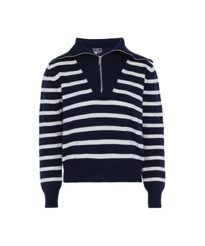 Der Troyer-Pullover von DreiMaster Maritim kommt ganz klassischer Weise im Streifenlook daher. Das weiche Garngemisch überzeugt mit seinem hohen Stehkragen, der mit einem halben Reißverschluss - je nach Brise - offen wie geschlossen getragen werden kann.  Pullover Sweater