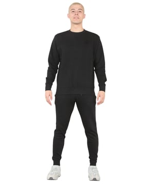 MYT Heren trainingspak met ronde hals en pullover. MYT-borduurlogo op borst en linkerbeen. Fleece met borstelrug. Met geribbelde taille en manchetten. Slim-fit joggingbroek met 2 zakken. Elastische taille met trekkoord.