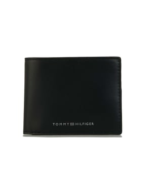 Seit seiner Gründung im Jahr 1985 ist Tommy Hilfiger zu einer der weltweit führenden Marken geworden, die außergewöhnliche Kleidungsstücke mit hochwertigem Stil und Qualität produziert. Pionier der Fusion von amerikanischem Erbe und Popkultur bietet Tommy Hilfiger eine umfangreiche Kollektion von Designs für Ihre Lifestyle-Garderobe, wie zum Beispiel diese moderne Lederbörse, die in einer schwarzen Farbgebung erhältlich ist und aus Leder gefertigt wurde, um ein hochwertiges Gefühl zu vermitteln. Details: schwarze Farbgebung, Geldscheinfaltstil, Geldscheinfach, Kartenfächer, Innenflaggen-Branding, tonale Nähte und Branding auf der Vorderseite, um das Ganze abzurunden.