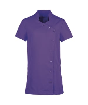 100% Polyester. Gewebe: Leinenbindung. Design: Unifarben. Asymmetrisch. Stabförmige Knöpfe, Falte in der Rückenmitte, Gerundete Nähte, Seitliche Schlitze. GSM (Gramm pro Quadratmeter): 185. Nachhaltigkeit: Amfori-Freigabe, BSCI, Oeko-Tex Standard 100 zertifiziert, REACH, Sedex. Stehkragen. Kurzärmlig.