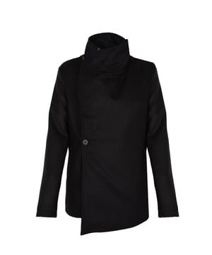 El color uniforme hace que nuestro producto sea extremadamente elegante y fácil de combinar con diferentes elementos del vestuario, lo que lo convierte en la elección perfecta para cualquier ocasión.

Los grandes botones decorativos añaden un encanto único y carácter, atrayendo la mirada y destacando el estilo distintivo que diferencia nuestro producto de los demás.

Cierre con cremallera, lo que proporciona comodidad y funcionalidad, permitiendo ponerse y quitarse la prenda de manera rápida y fácil, a la vez que añade un toque moderno.

Producido en Italia, lo que garantiza la más alta calidad de fabricación y de los materiales utilizados, reflejando la tradición y el arte del artesanado italiano.