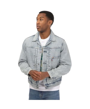 Heren Levis Sophomore Trucker Jacket in denim.- Klassieke puntkraag.- Volledige knoopsluiting.- Borstzak.- Zijhandzakken.- Knoopmanchetten.- Metalen knopen met Levi's®-logo.- Relaxed fit.- 100% katoen.- Ref: A31740006