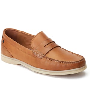 De Marlin Penny Loafer van Base London heeft een bovenwerk van soepel nubuckleer en een doorschijnende rubberen zool voor extra casual aantrekkingskracht. Binnenin zit een zacht Ortholite voetbed waardoor deze slip-ons perfect zijn voor lange zomerdagen en het verkennen van vreemde steden.