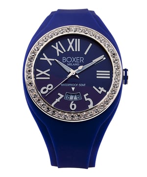 Boxer es la creación más divertida e imaginativa que ha surgido de la mente de Fulvio Locci. Este talentoso diseñador de relojes, que fundó las populares marcas Montres De Luxe y Avio Milano, quería llevar su amor por el color y la creatividad a un nivel completamente nuevo con un nuevo y emocionante reloj que ejemplifica lo mejor del diseño italiano moderno. ¡Boxer es pura diversión! Este innovador reloj continúa el uso característico de Fulvio Locci de detalles elegantes y uso innovador de materiales. Lo primero que llama la atención de un reloj Boxer es que la colorida caja de silicona es intercambiable. Literalmente puedes usar un color diferente en tu muñeca todos los días de la semana si lo deseas. Este divertido reloj unisex está disponible con dos diseños de bisel diferentes: acero con el logotipo de Boxer o engastado con 45 preciosos cristales de circonio. El reloj cuenta con una corona especial de silicona de color “suave al tacto”. Compre relojes Boxer Milano El reloj de 40 mm está disponible en diez vibrantes colores de caja diferentes, cada uno con una esfera coordinada en color a juego. Dado que el estuche es intercambiable, puedes crear fácilmente tus propios diseños mezclando y combinando colores. Un cristal mineral duradero protege la elegante esfera, que cuenta con una ventana de fecha extra grande a las 6 en punto para una fácil visibilidad e incorpora números romanos y arábigos en su diseño único.
