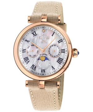 GV2 12514.L Reloj de cuarzo suizo con diamantes Florence para mujer Reloj de cuarzo suizo GV2 para mujer de la colección Florence Caja IPRG redonda de 36 mm con números romanos, diamante a las doce en punto Esfera MOP blanca, subesferas de día y fecha Push Pull Corona estriada con piedra cabujón azul Correa de cuero italiano genuino color canela con hebilla de espiga Cristal de zafiro antirreflectante Resistente al agua hasta 50 metros/5 ATM Fase lunar Movimiento de cuarzo suizo Ronda 706.1