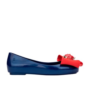 Give your mini the royal treatment with the Sweet Love + Snow White, a timeless silhouette that is an absolute success among little ones. Our classic ballet flat now comes with prints on the insole featuring the iconic Disney princess, and an apple on top of the upper that makes it one-of-a-kind. Perfect to create magical moments with your little one.