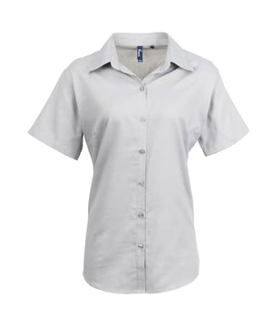 70% polyester, 30% katoen. Stof: Oxford geweven, zacht aanvoelend. Ontwerp: Eenvoudig. Hem: Gebogen. Mouwtype: Korte mouwen. Halsuitsnijding: Omgeslagen kraag. Stoftechnologie: Rimpelbestendig. Rugpaspoorten, Bustepaspoorten, Uitgesneden label, Onderhoudsvriendelijk, Zelfkleurige knopen. 135gsm. Duurzaamheid: Amfori, BSCI, Oeko-Tex Standard 100 gecertificeerd, REACH, WRAP gecertificeerd..